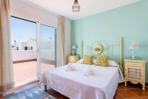 4 slaapkamers, een bureau, een strijkplank/strijkijzer, wifi