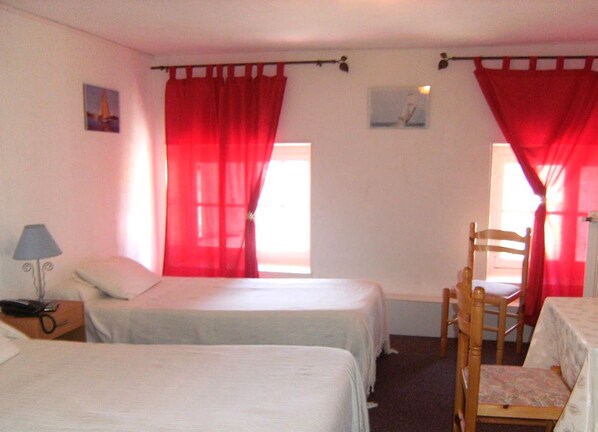 Individually decorated, individually furnished, free WiFi, bed sheets - Hotel le Vendangerot (Rully)