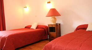 Individually decorated, individually furnished, free WiFi, bed sheets - Hotel le Vendangerot (Rully)