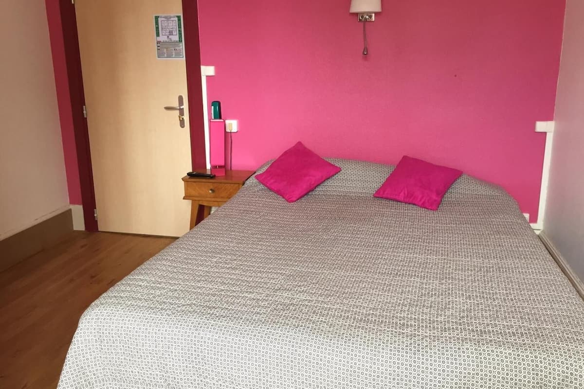 individually decorated, individually furnished, free wifi, bed sheets