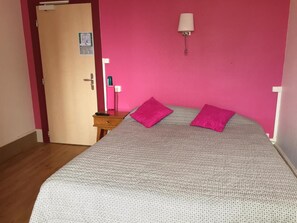 Individually decorated, individually furnished, free WiFi, bed sheets - Hotel le Vendangerot (Rully)