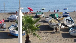 På stranden og solsenger
