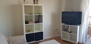 Een smart-tv en boeken