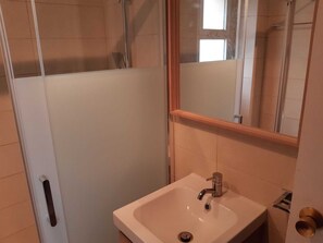 Chuveiro com efeito de chuva, secador de cabelo, toalhas de banho 