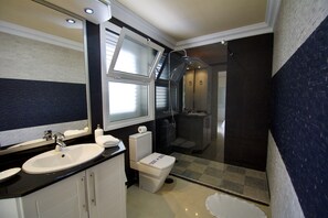 Doccia, asciugacapelli, bidet, asciugamani