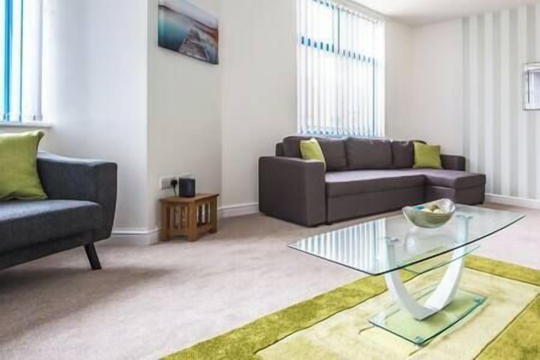 Comfortable Swindon 2 Bedroom Town Centre Apartment With En-suite, Free Parking - 스윈던