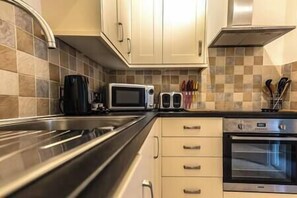Private kitchen - Comfortable Swindon Town Centre Apartment with en-suite, FREE Parking (Swindon)