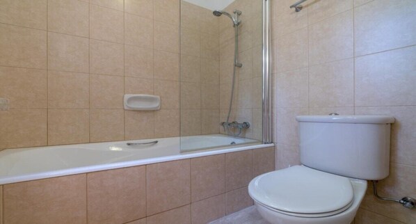 A bathroom with a bathtub, toilet, and a shower. - Beautiful 2 Bedroom Villa Proteus HG29 with private pool and pretty golf course views, Short walk to resort village square on Aphrodite Hills (Kouklia)