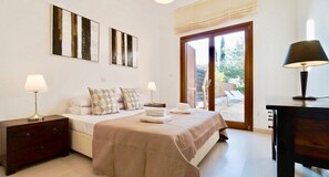 2 habitaciones, tabla de planchar con plancha, cunas y cuna de viaje