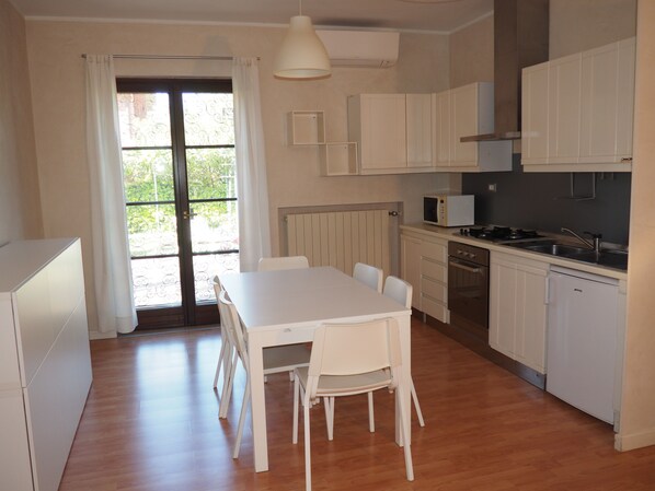 Réfrigérateur, four à micro-ondes, un four, surface de cuisson