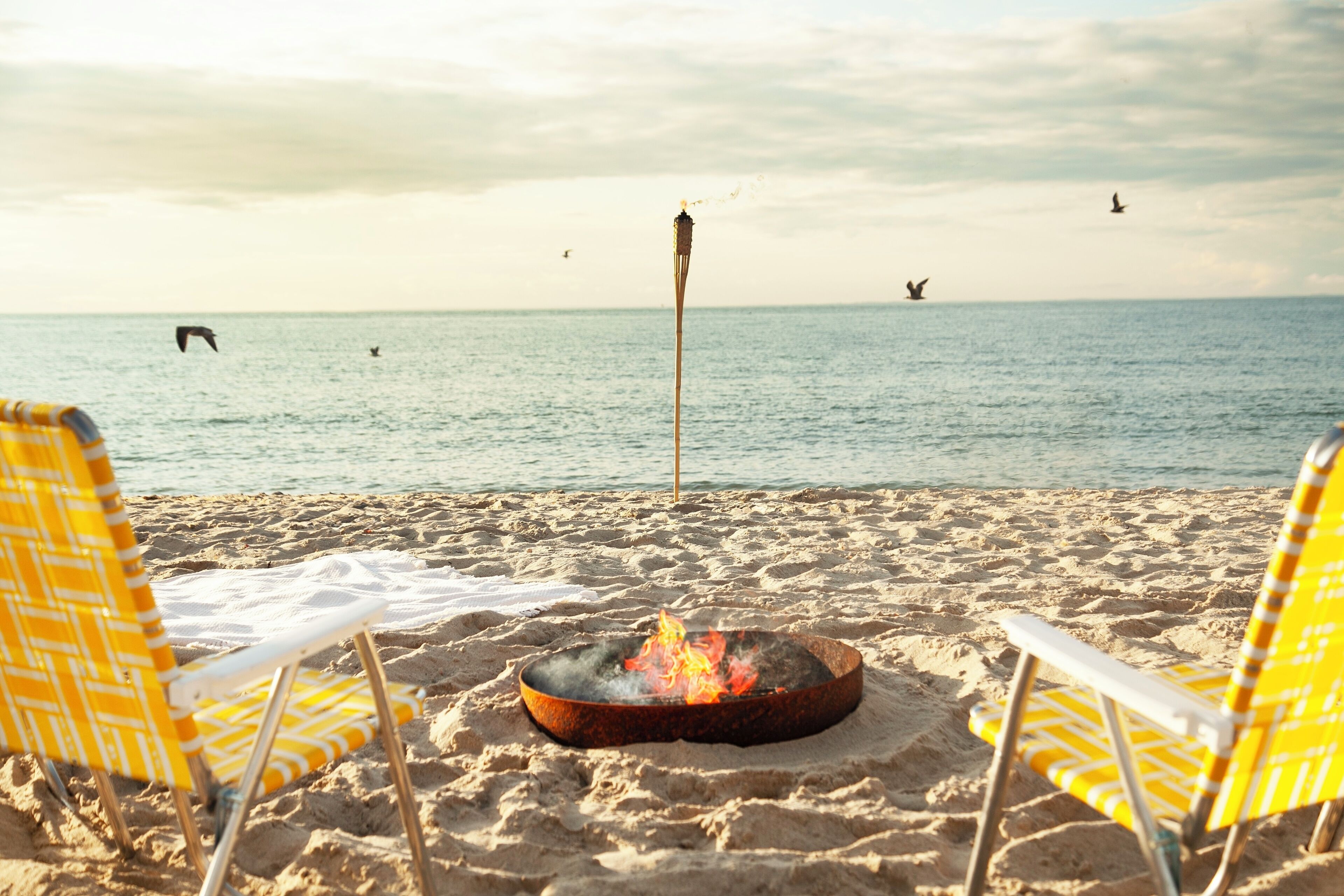 Privat strand, hvit sand, solsenger og parasoller