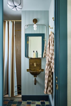 Dusche, Regendusche, Designer-Toilettenartikel, Haartrockner
