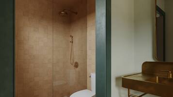 Eenvoudige kamer | Badkamer | Designer toiletartikelen, een haardroger, handdoeken, zeep