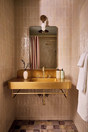 Articles de toilette griffés, séchoir à cheveux, serviettes fournies