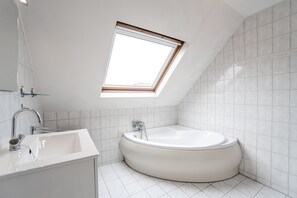 Bathtub, free toiletries, hair dryer, towels