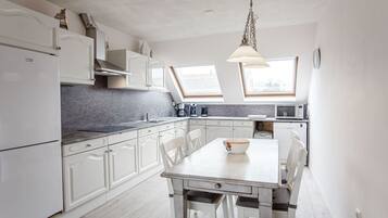 Een koelkast, een magnetron, een oven, een kookplaat