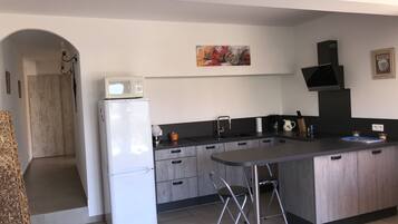 Réfrigérateur, micro-ondes, four, plaque de cuisson