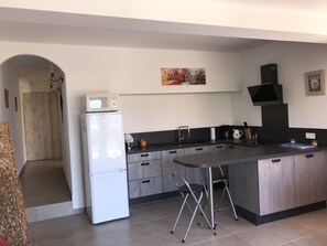 Kjøleskap, mikrobølgeovn, ovn og kokeplater