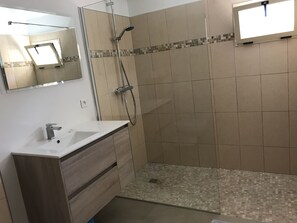 Douche, séchoir à cheveux, serviettes fournies
