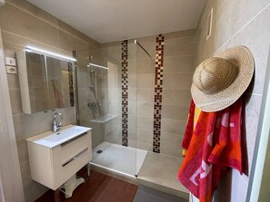 Bathroom - SPACIOUS 2 BEDROOM APARTMENT, PORT VIEW (BORMES-LES-MIMOSAS)