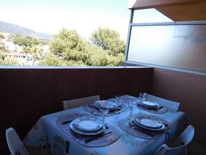 Outdoor dining - APPARTEMENT LES RIVES DE LA FAVIERE (BORMES-LES-MIMOSAS)