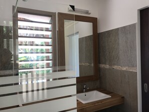 Dusj, hårføner, håndklær og såpe