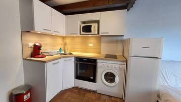 Refrigerador, microondas, lavavajillas y utensilios de cocina