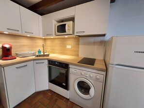 Réfrigérateur, four à micro-ondes, lave-vaisselle, grille-pain
