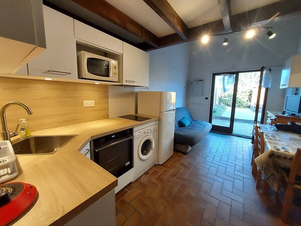 Réfrigérateur, four à micro-ondes, lave-vaisselle, grille-pain