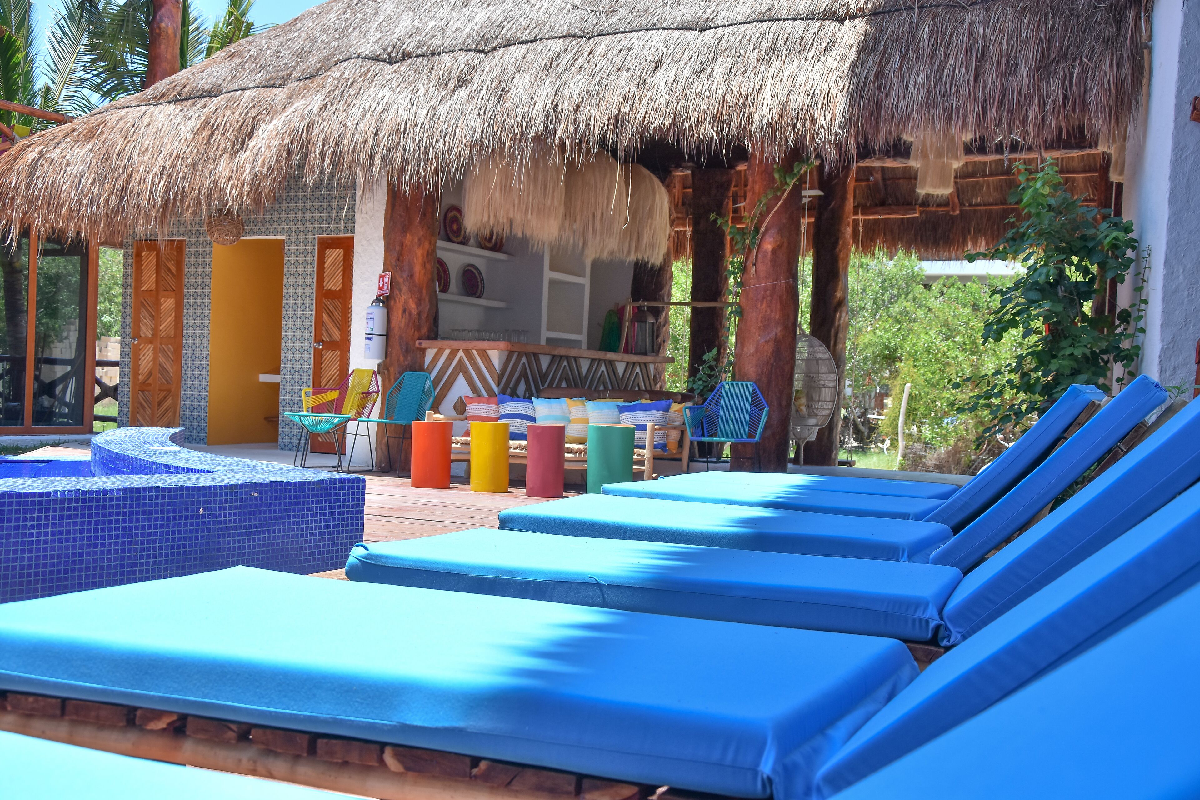 2 udendørs pools, åben fra kl. 07.00 til kl. 22.00, parasoller