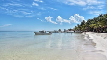 Una spiaggia nelle vicinanze, sabbia bianca, teli da spiaggia