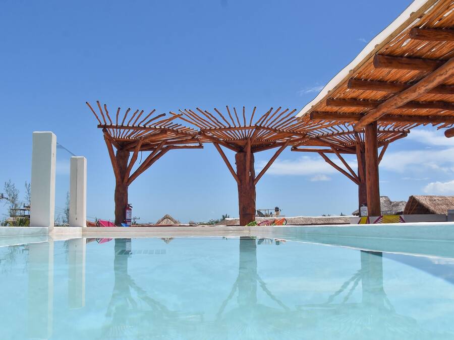 2 ulkouima-allasta avoinna 7.00–22.00, aurinkovarjoja, aurinkotuoleja