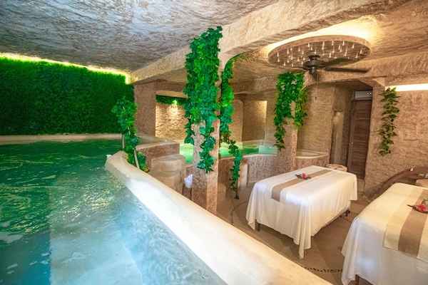 Couples treatment rooms, hot tub, steam room, body treatments