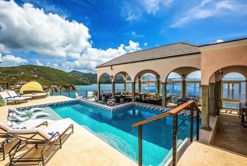 STUNNING VIEWS! NEW LUXURY VILLA W/PRIVACY SUITES CONCIERGE SERVICE 