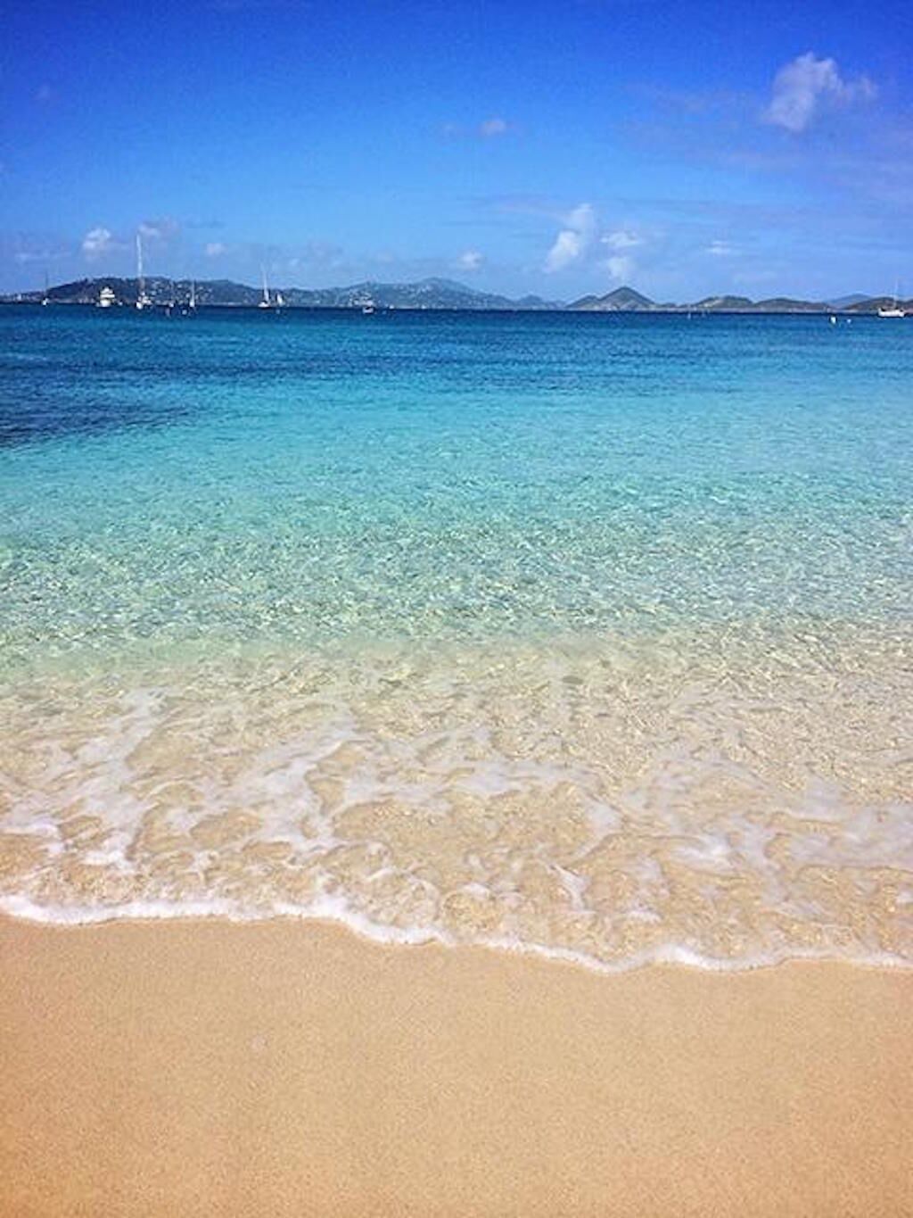 在海灘附近、躺椅、沙灘巾