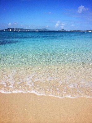 Nær stranden, solsenger og strandhåndklær