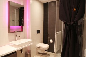 Kahden hengen superior-huone, esteetön, kylpyhuone makuuhuoneen yhteydessä | Kylpyhuone | Ilmaiset hygieniatuotteet, hiustenkuivaaja, kylpytakit, pyyhkeet