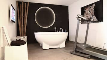Premium Suite, Hot Tub, Pool View | Deep soaking bathtub