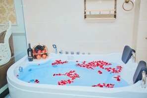 Kamar Deluks, 1 Tempat Tidur King, bathtub | Kamar mandi | Perlengkapan mandi gratis, pengering rambut, sandal, dan handuk