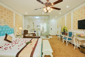 Minibar, desk, blackout drapes, soundproofing - King's Hotel (Hanoi)