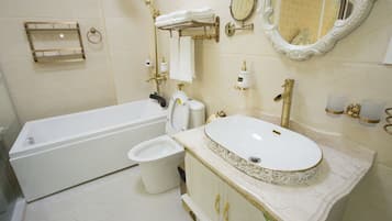 Habitación Deluxe, 1 cama de matrimonio grande, bañera | Baño | Artículos de higiene personal gratuitos, secador de pelo y zapatillas