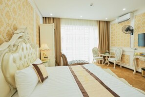 Minibar, desk, blackout drapes, soundproofing - King's Hotel (Hanoi)