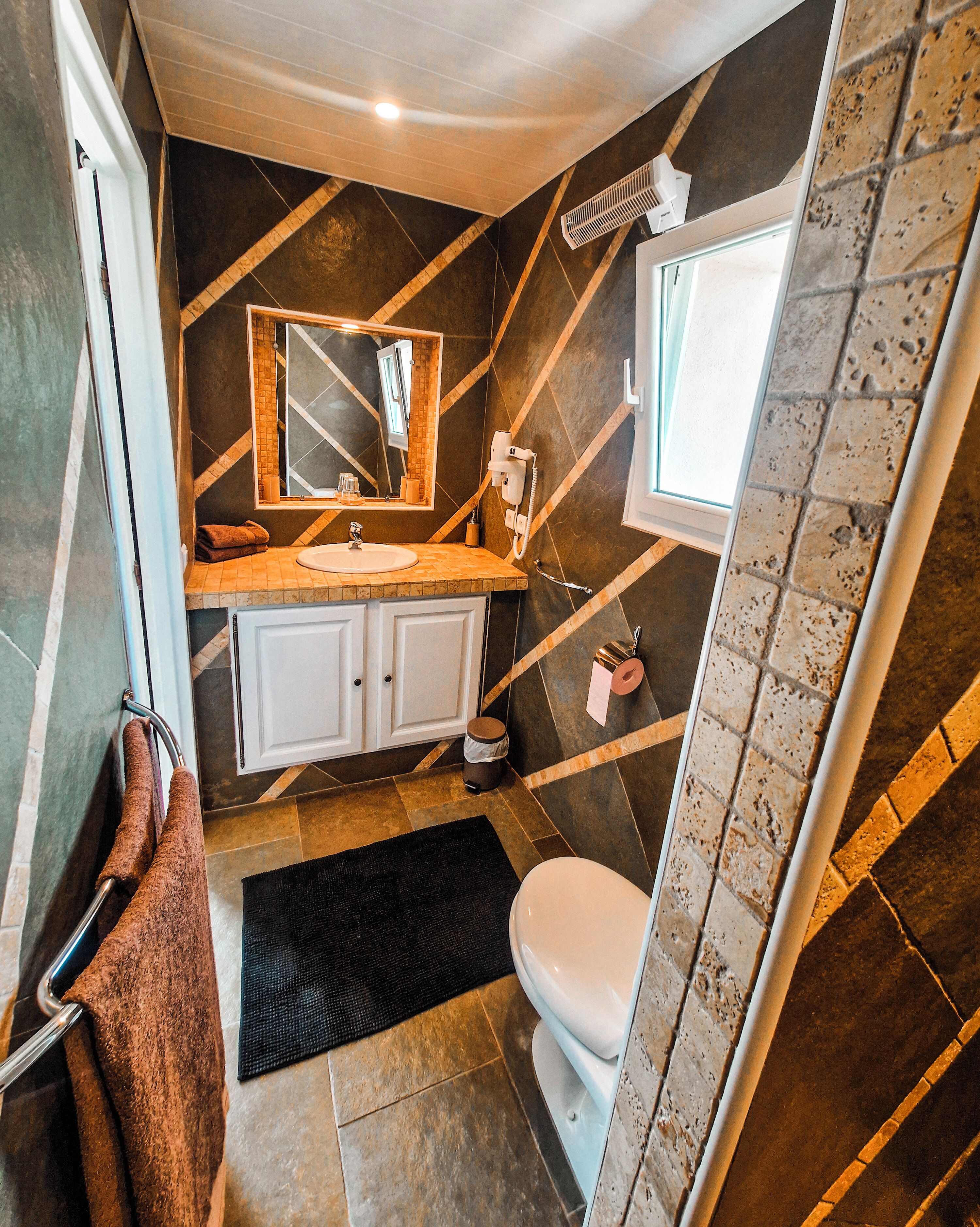 Quarto casal superior, sacada (La Gisèle) | Cofres nos quartos, individualmente decorados