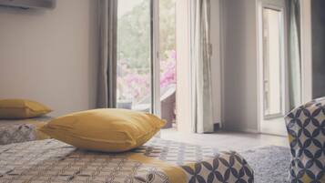 Phòng 4 Cao cấp, hiên (La Laura) | Két bảo mật tại phòng, trang trí khác biệt