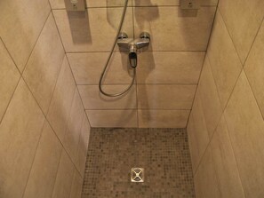 Luxe vierpersoonskamer, terras (La Laura) | Badkamer met douche