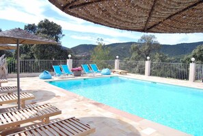 Piscine extérieure (ouverte en saison), parasols de plage