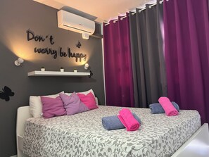 1 dormitorio, caja fuerte, tabla de planchar con plancha y cuna de viaje