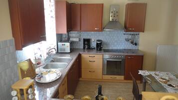 Fridge, microwave, oven, coffee/tea maker