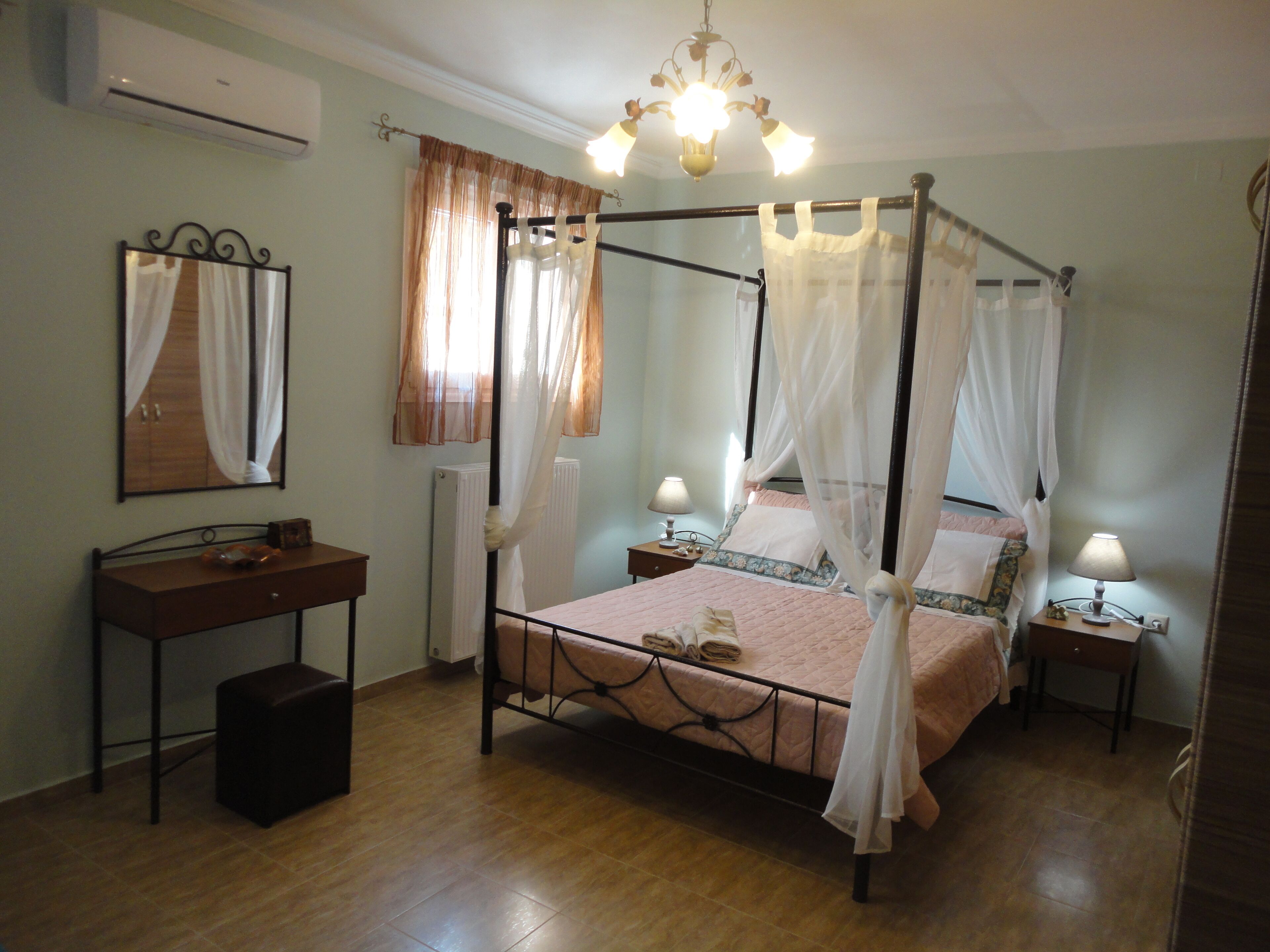 2 chambres, fer et planche à repasser, Wi-Fi, draps fournis