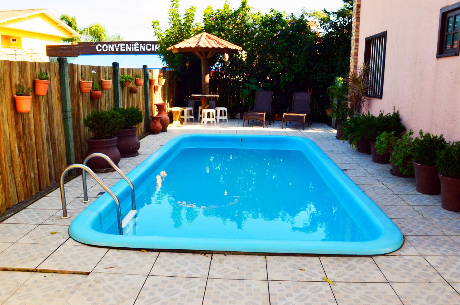 Piscina externa, espreguiçadeiras